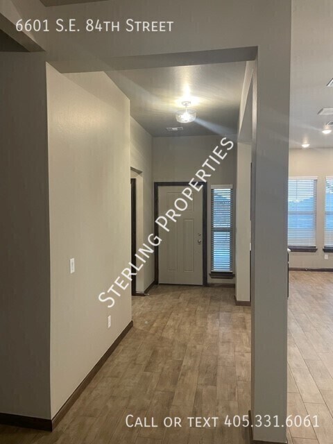 Building Photo - 6601 SE 84th St