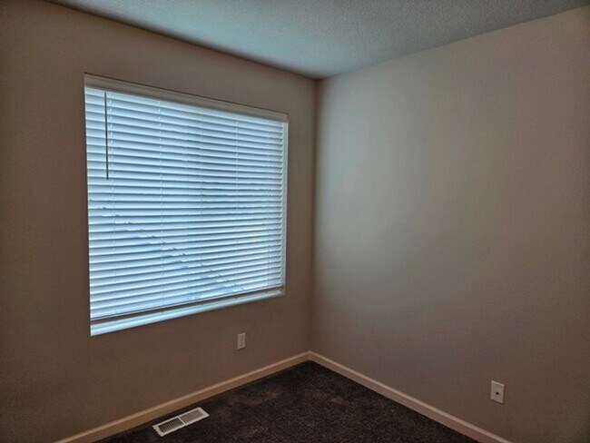 Building Photo - 5Bd/3Ba Two Story House - For viewing!