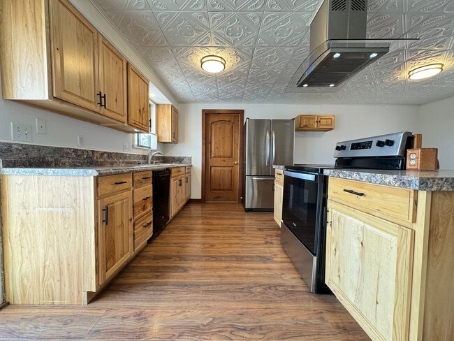 Building Photo - Cute 3 Bedroom house in Windsor