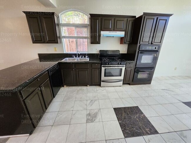 Building Photo - 4 bedroom 3 FULL bath/ 3 CAR Garage.. 2418...