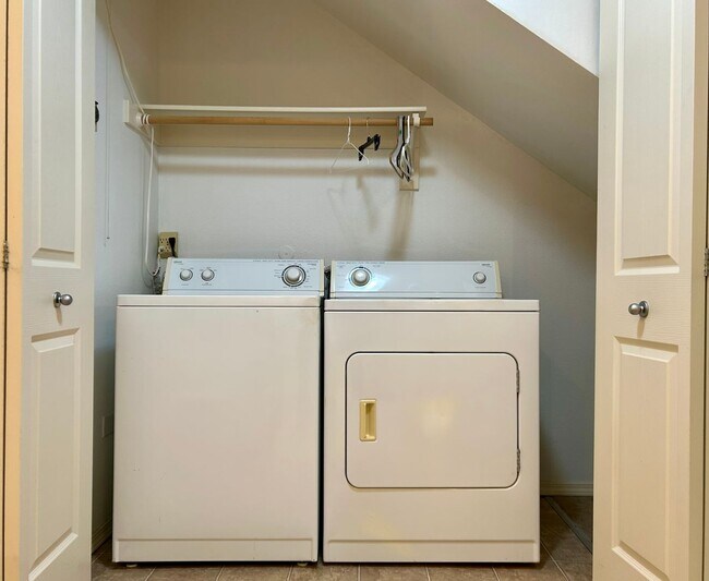 Building Photo - Beautiful Three Bedroom Townhome