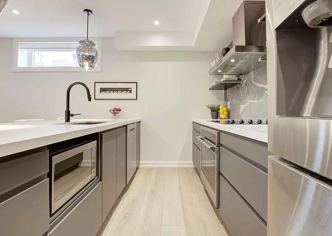 Building Photo - Broadway