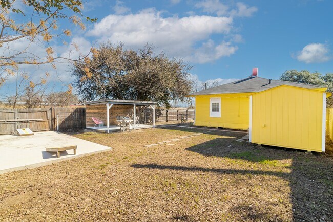 Building Photo - 475 E French Pl