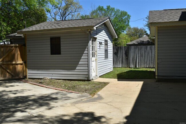 Building Photo - 3001 Sutton Dr