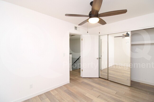 Building Photo - 2049 W Bloomfield Rd