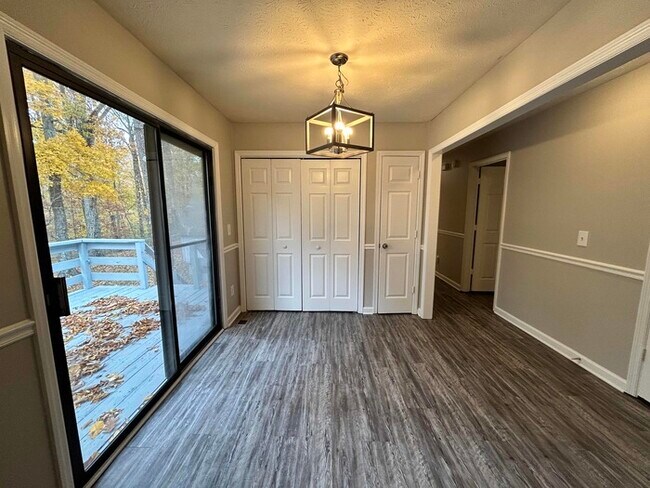 Building Photo - Stunning 3 bed / 2 bath home | Available now!