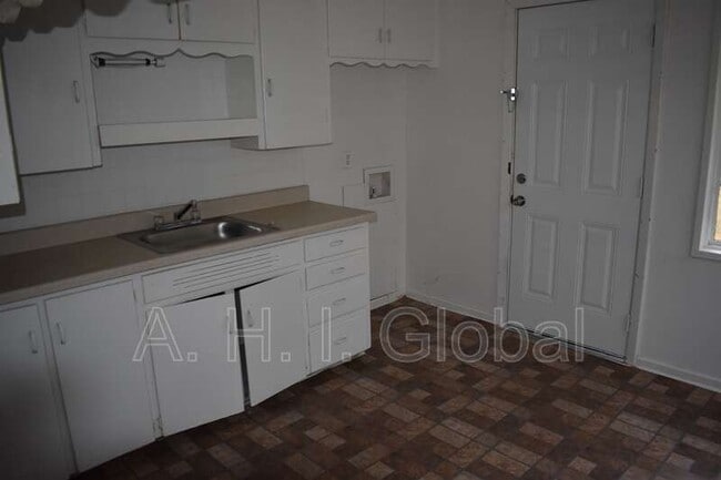 Building Photo - 4634 S Hughes St