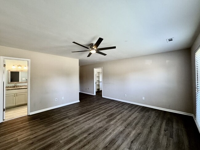Building Photo - A Ranch Home In Great Neck!  Ready NOW!  P...