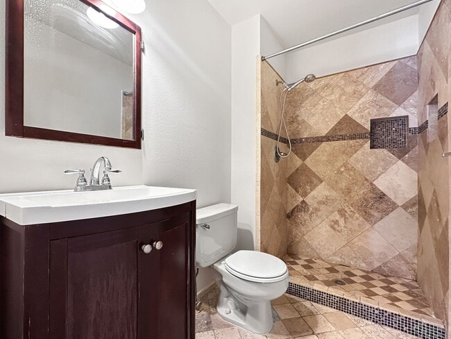 Building Photo - Charming 2-Bedroom Condo in Prime Location - Woodside Village