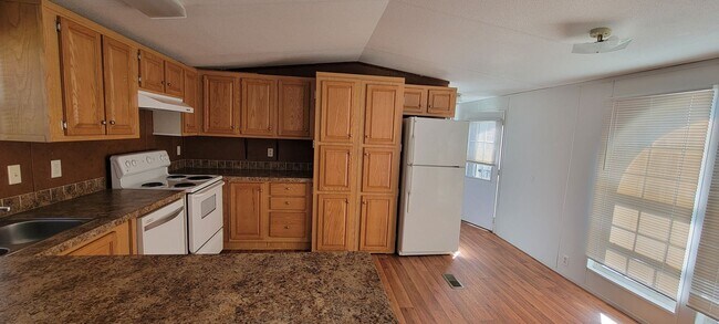 Building Photo - Ready to Move in