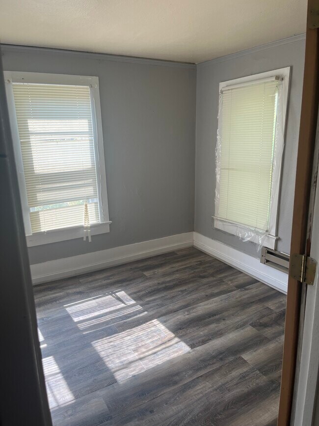 Building Photo - 915 Main St E