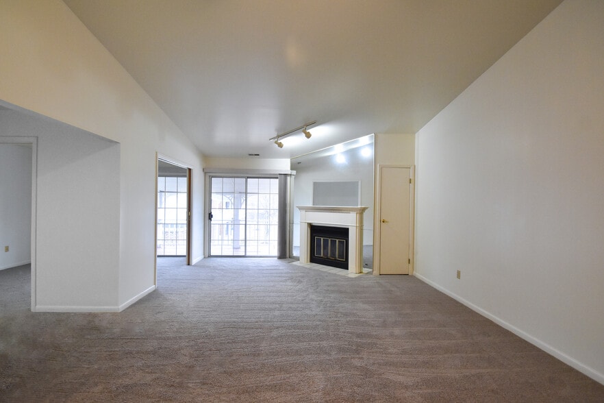 interior - 1185 Youngs Rd