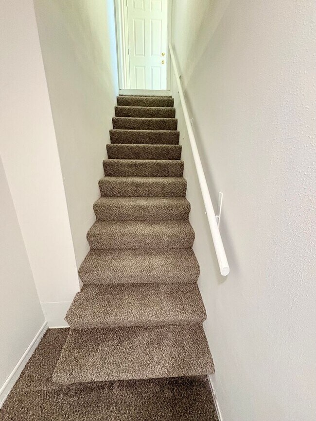 Building Photo - 5 Bed/1.5 Bath Beacon Hill Home with Gorgeous Views!