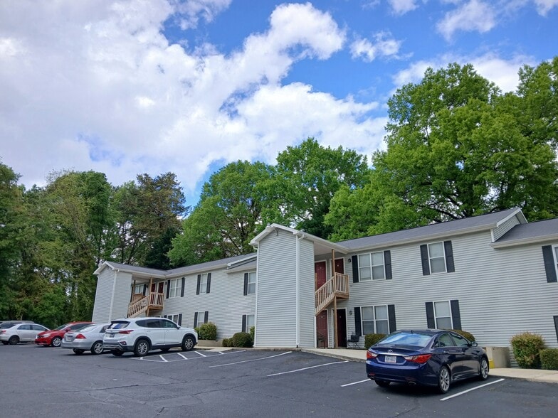 Primary Photo - Gastonia Groves Apartment