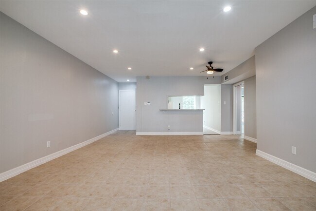 Building Photo - 9025 Rue Cambon St