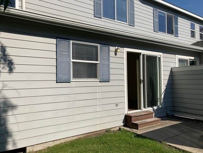 Building Photo - Bright & Convenient Townhouse Living!