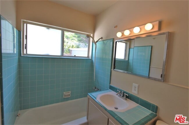 Building Photo - 380 Pershing Dr