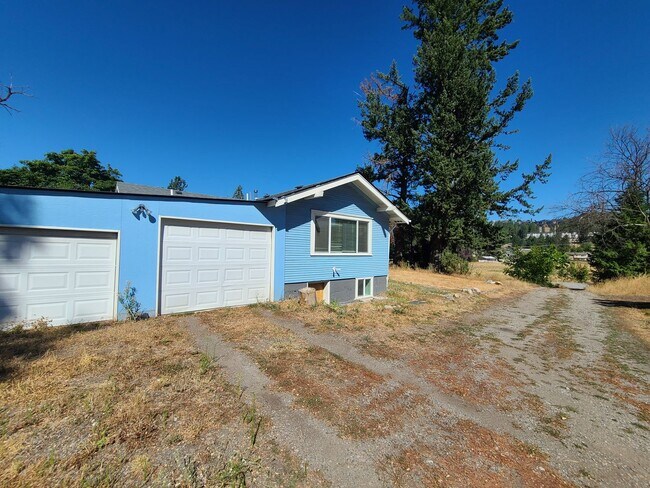 Building Photo - $2,200- 4 Bed / 2 Bath House on an Almost ...