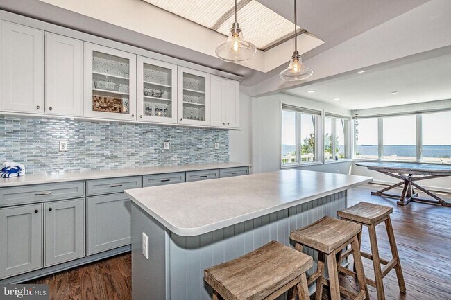 Building Photo - Home in Bay Ridge with beautiful views of the Chesapeake Bay!