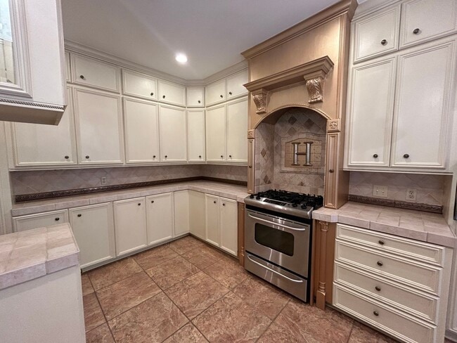 Building Photo - Gorgeous South Highlands 3 Bedroom Home