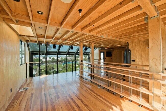 Building Photo - 2460 Beverley Ave