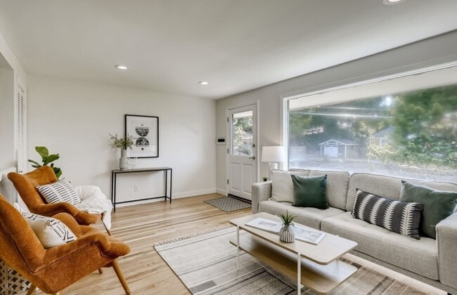 Building Photo - 3Bd/1.75Ba Seattle House