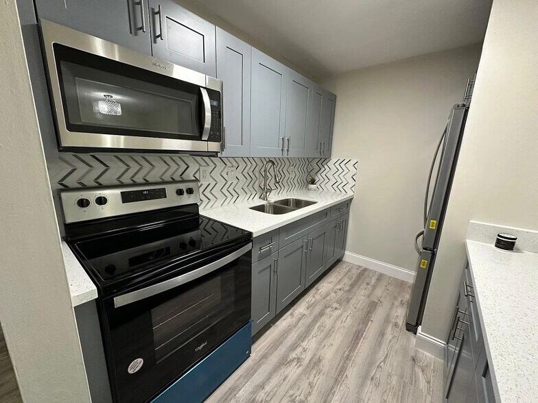 Building Photo - 4670 W 13th Ln