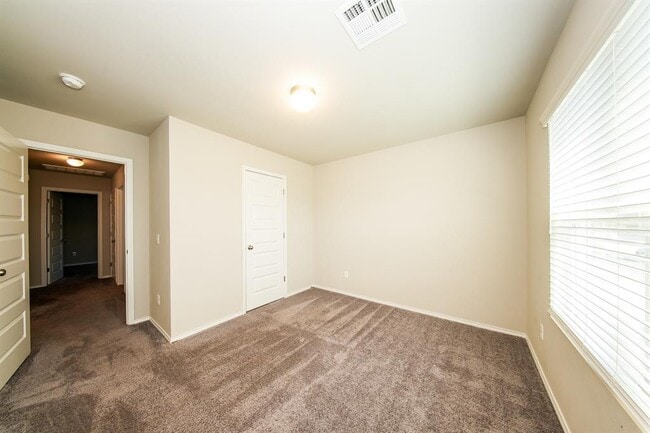 Building Photo - 2204 Dillards Dr