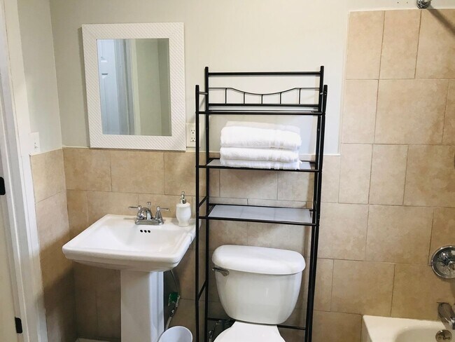 Building Photo - 3 Bedroom/2 Bath Ready Home