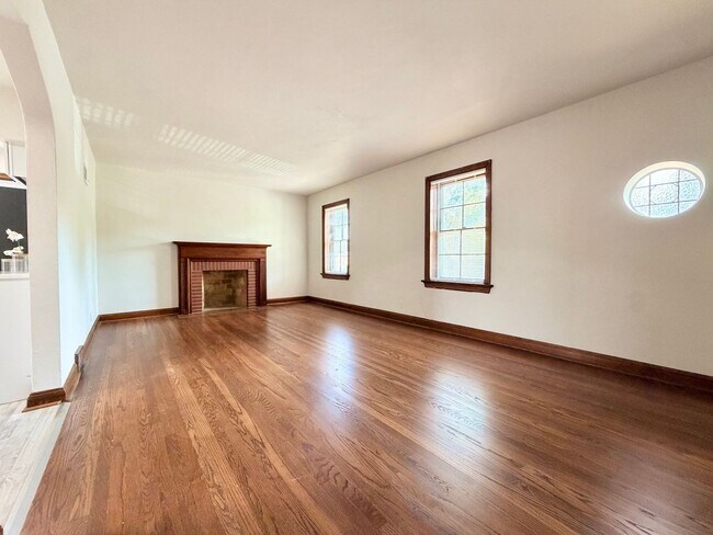 Building Photo - 4734 Locke Ave
