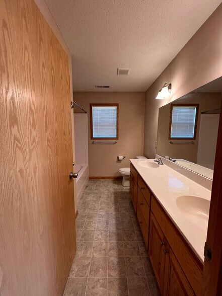 Building Photo - 593 W 9th St