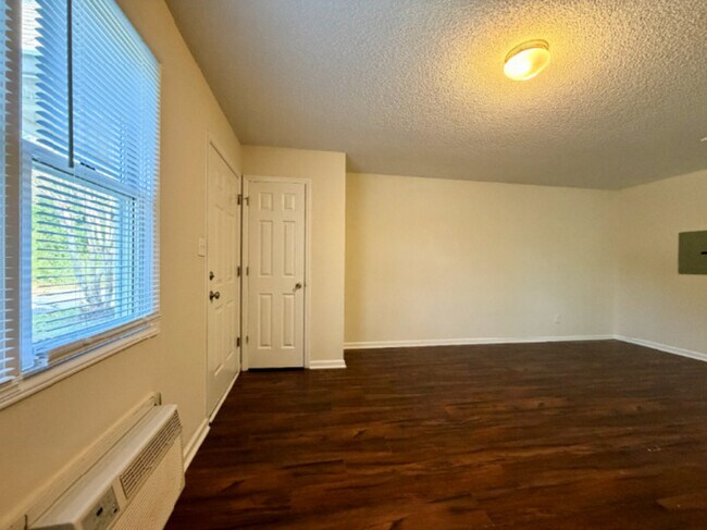 Building Photo - 1442 Riverview Rd