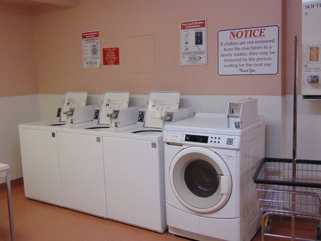 Building Photo - ** Smokey Lane 1 Bedroom 1 Bath Lower Leve...