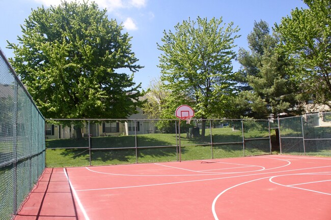 Building Photo - Great Two Bedroom Condo Available - 1010-5 Blueridge Dr.