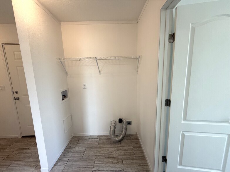 Building Photo - 4 Northglen Dr