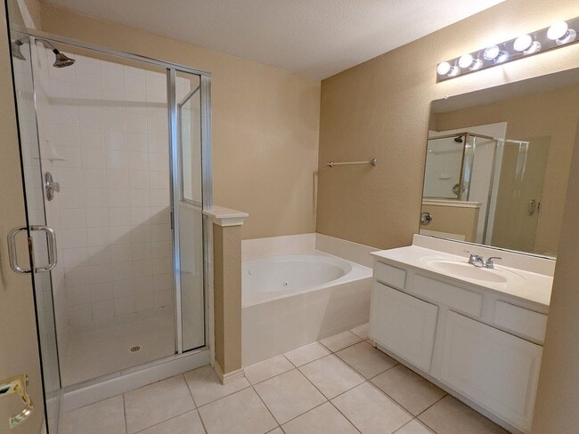 Building Photo - Lovely townhome