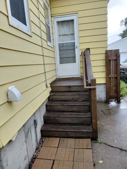 back steps to main apartment - 916 N Broadway Dr