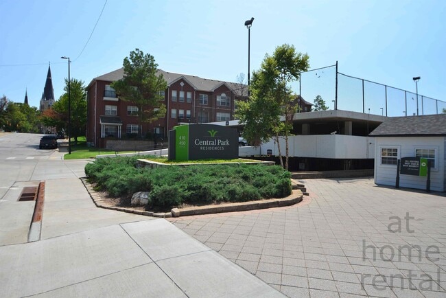 Building Photo - 410 W 7th St