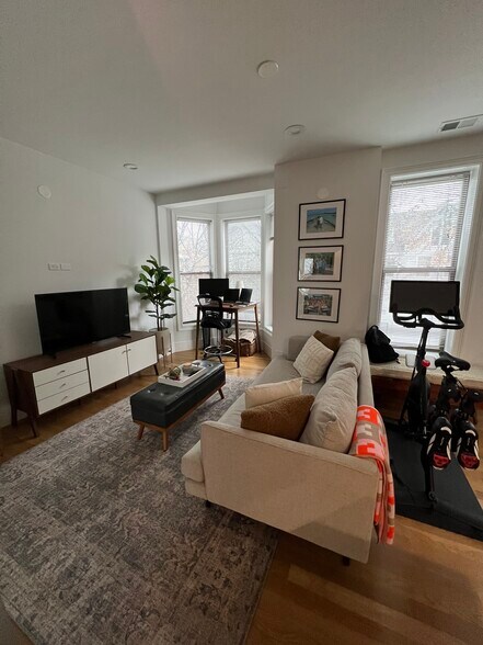 Building Photo - 2854 N Racine Ave