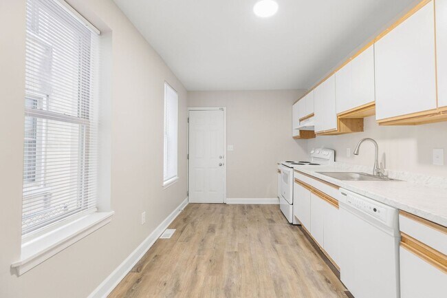 Building Photo - Pet Friendly 2 BR townhouse