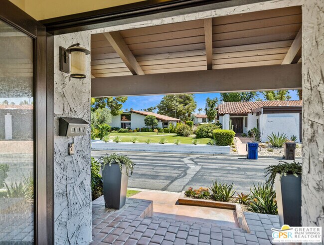 Building Photo - 1347 Primavera Dr S