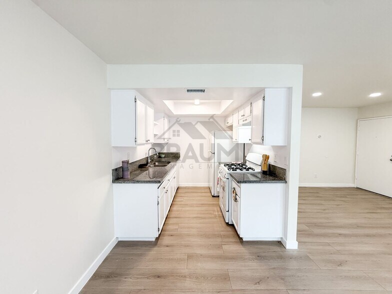 Building Photo - 15000 Burbank Blvd