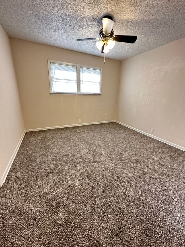Building Photo - 3/2 with huge backyard and bonus living room