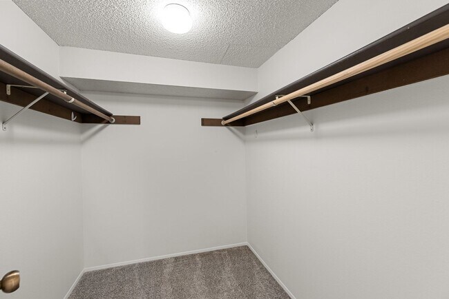 Building Photo - 10922 NE 34th Pl