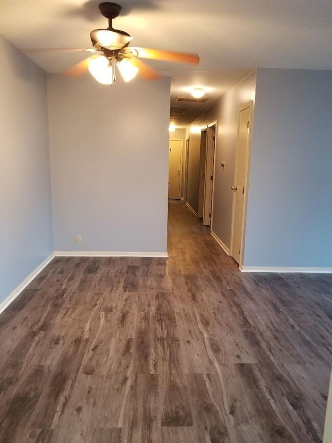 Building Photo - 3 br, 2 bath House - 13 Cresthill Dr. #30