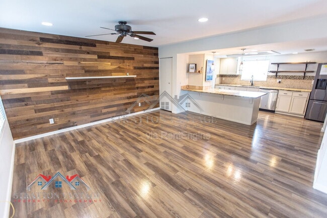 Building Photo - 2224 W Emelita Ave