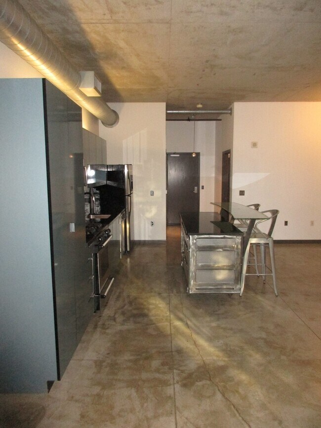 Building Photo - Streetcar Lofts - studio with 1 parking sp...