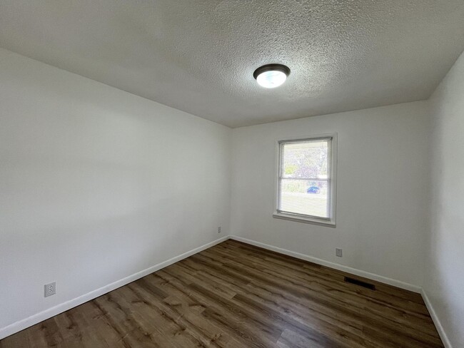 Building Photo - Brick Home W/ Big Yard