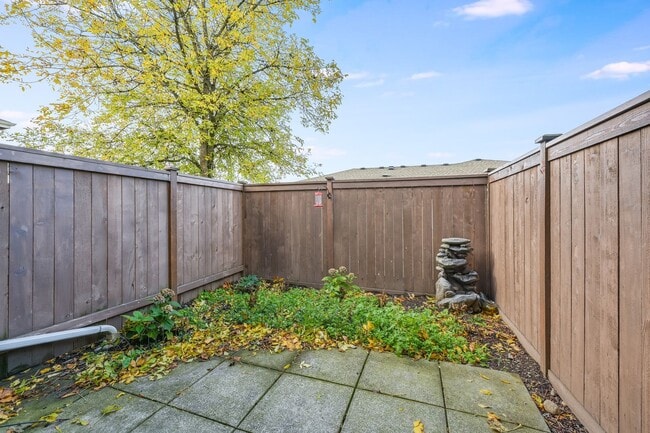 Building Photo - Cozy contemporary condo offers tranquility and convenience close to Columbia City.