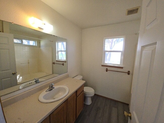 Building Photo - 3BD/2BA Arcata home!